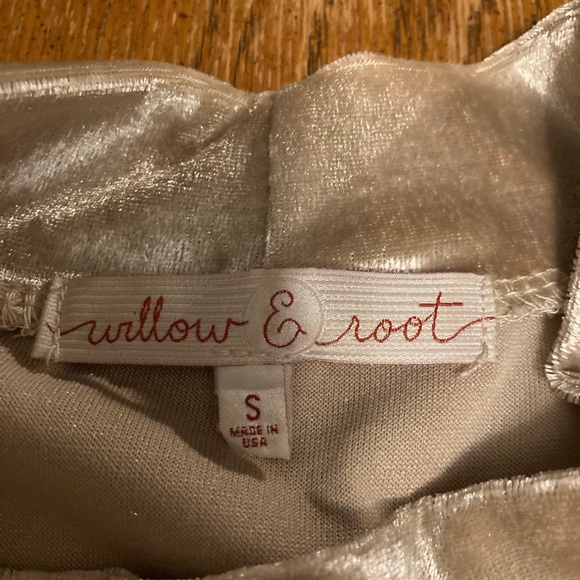 👚(bundle 4 items w/👚for $16) Pullover top by Willow & Root - Picture 5 of 7